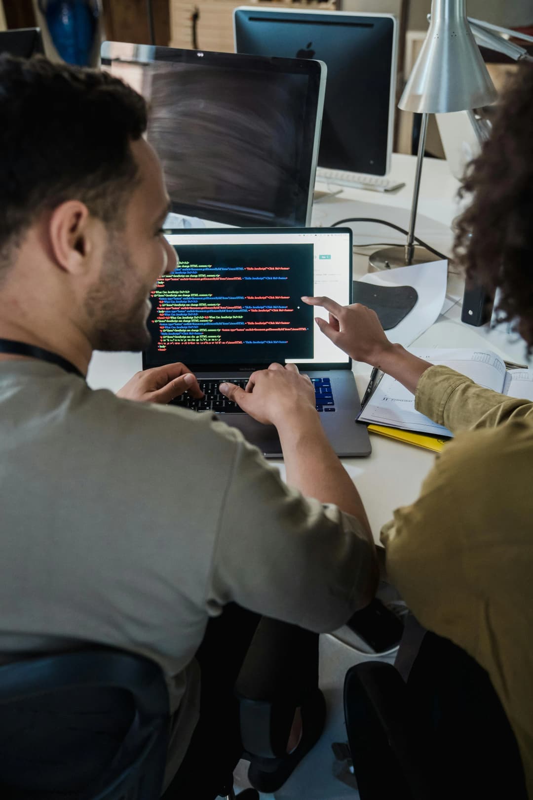 Zespół DigitalCraft pracujący nad nowoczesnymi rozwiązaniami IT